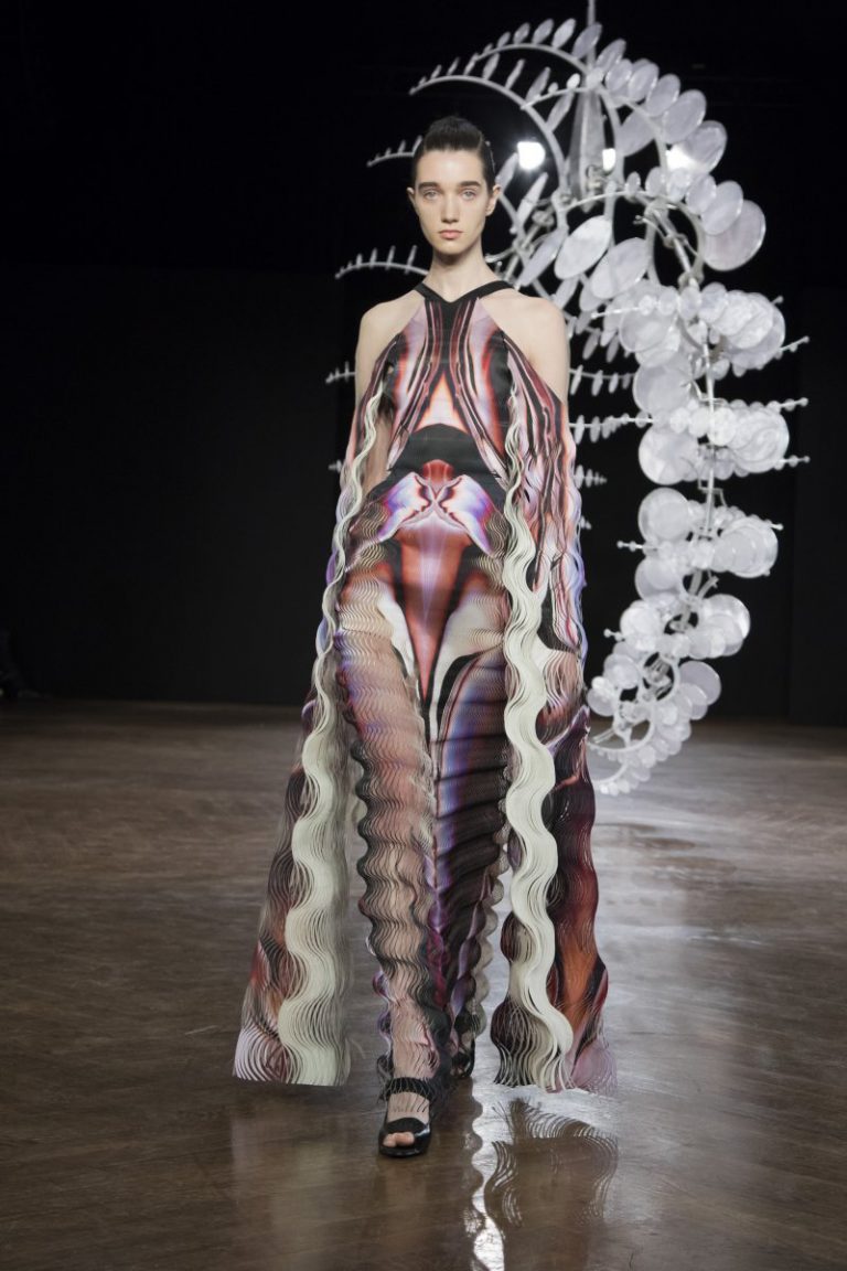 Iris van Herpen Fall 2019/2020 Couture Collection: HYPNOSIS ∞ - Fashion ...