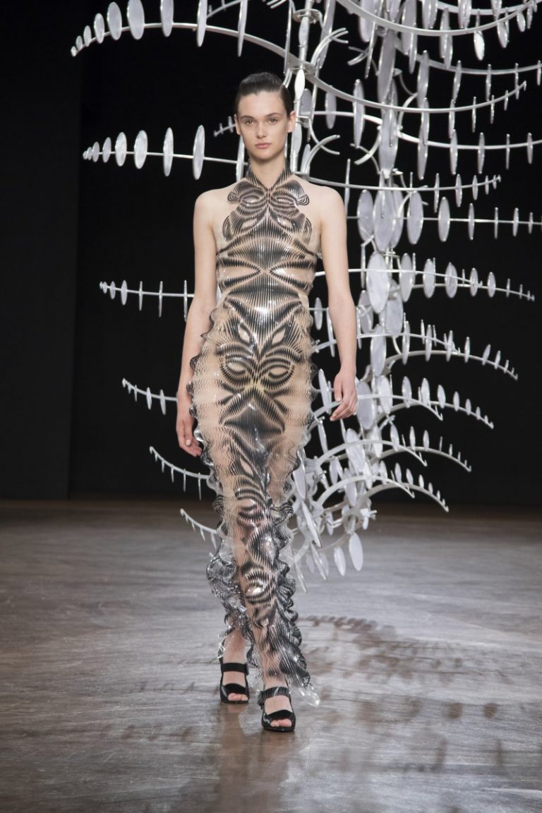 Iris van Herpen Fall 2019/2020 Couture Collection: HYPNOSIS ∞ - Fashion ...