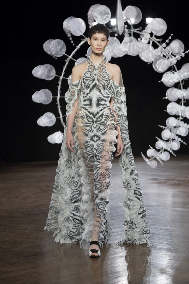 Iris van Herpen Fall 2019/2020 Couture Collection: HYPNOSIS ∞ - Fashion ...