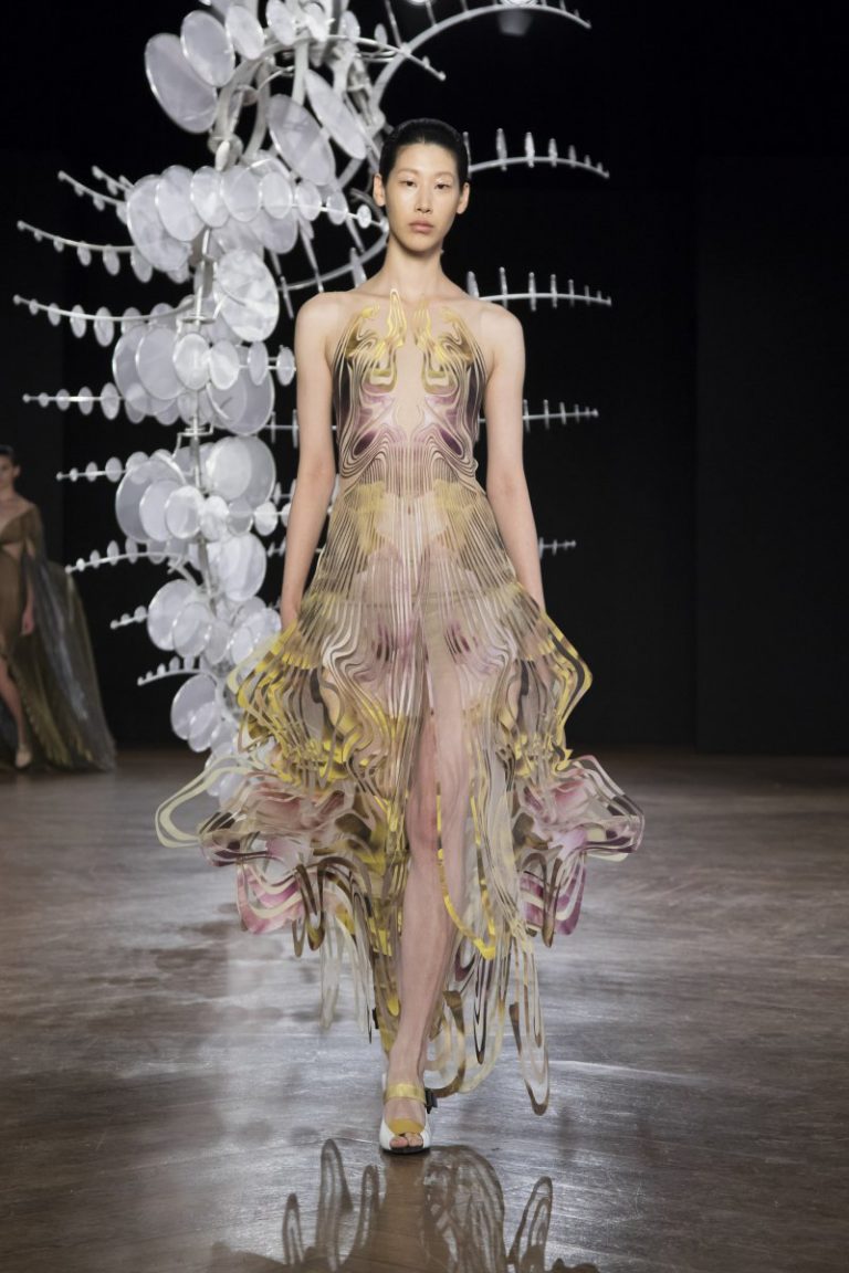 Iris van Herpen Fall 2019/2020 Couture Collection: HYPNOSIS ∞ - Fashion ...