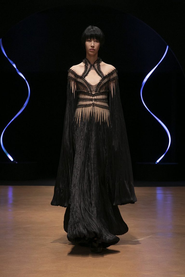 Iris van Herpen Spring/Summer 2020 Couture Collection: Sensory Seas ...