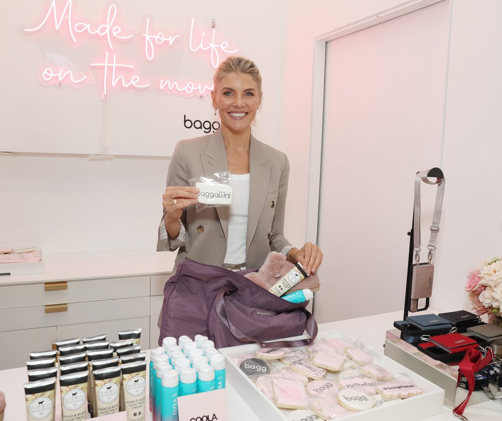 Fitness Expert and Bestselling Author Amanda Kloots packing baggallini's Carryall Expandable Tote.
Photo: Lauren Menowitz/Shutterstock, courtesy of baggallini.