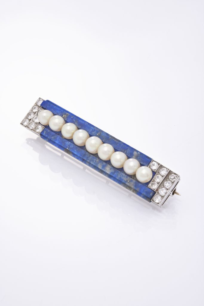 Brooch, c. 1920, natural pearls, diamonds, lapis-lazuli, platinum. Private collection. © Photo L’ÉCOLE, School of Jewelry Arts – Benjamin Chelly