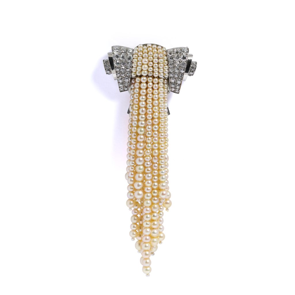 Dusausoy, brooch, c. 1930, natural pearls, diamonds, platinum. Londres, Symbolic & Chase.

Exhibition - 'Paris, City of Pearls', Organized by L'ÉCOLE, School of Jewelry Arts.