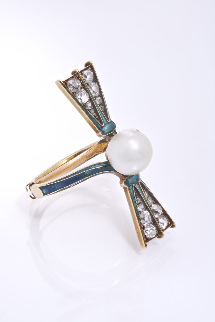 René Lalique (1860 - 1945), ring, c. 1910, natural pearl, diamonds, enamel, yellow gold. Private collection. © Photo L’ÉCOLE, School of Jewelry Arts – Benjamin Chelly

Exhibition - 'Paris, City of Pearls', Organized by L'ÉCOLE, School of Jewelry Arts.